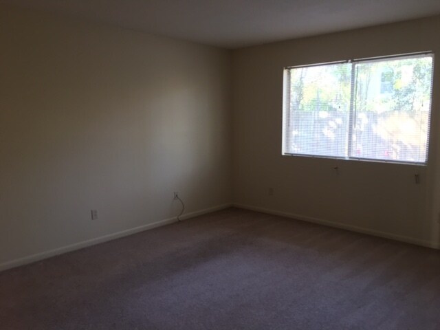 Building Photo - 2 Bedroom Apartment - Close to VSU!