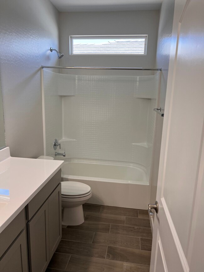 Full guest bath - 37640 W San Sisto Ave