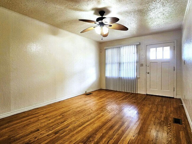 Building Photo - Lovely 2 Bedroom Home With A 1 Car Garage!...