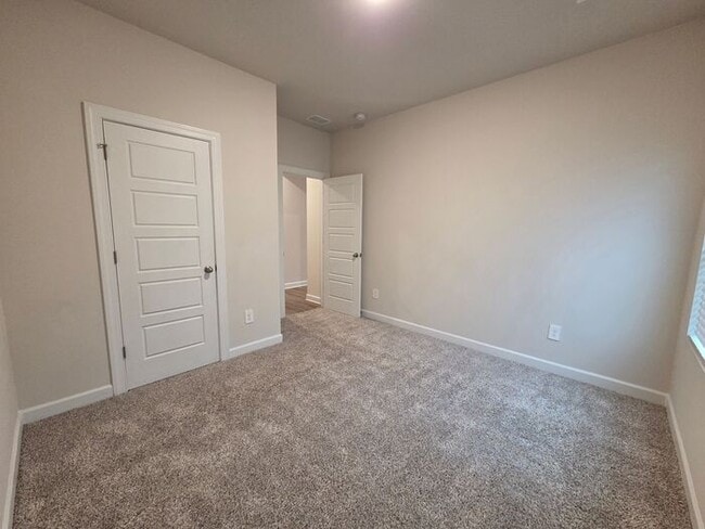 Building Photo - Beautiful and spacious! Ready for move in!