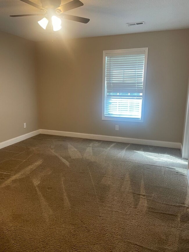 Building Photo - Knoxville 37918 - 2 bedroom, 2.5 bath townhome - Contact Lisa Vineyard and Shannon Russell (865) ...