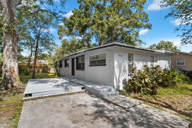 Building Photo - Spacious 4bdrm/1bath House ** $1,945.00 **...