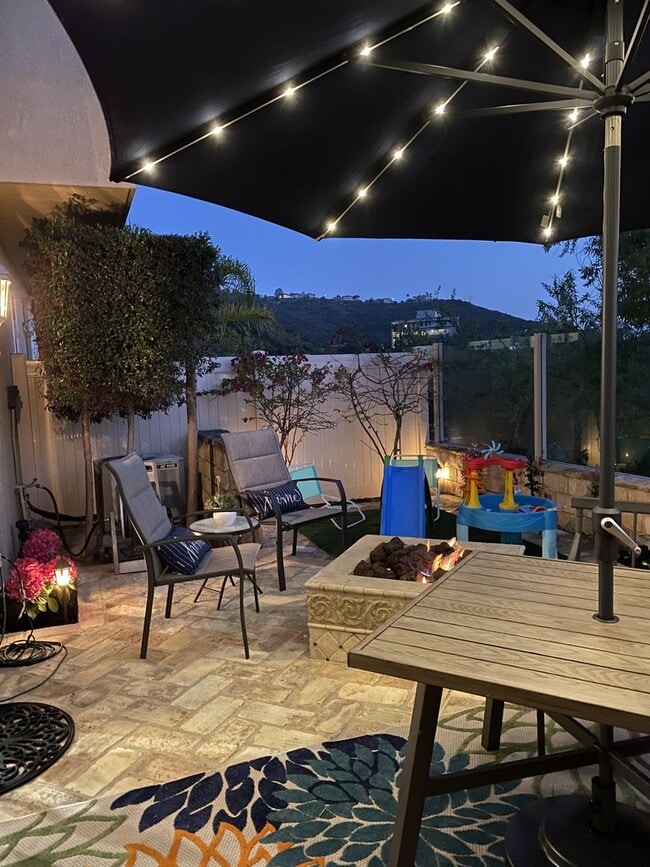 Building Photo - Amazing 2-Bedroom Townhome with Central AC/Heat! MUST SEE!