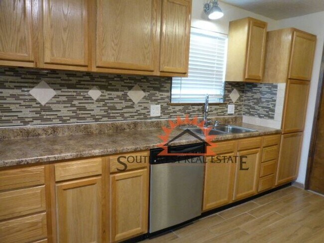 Building Photo - Beautiful 3 bedroom 2 bath brick home