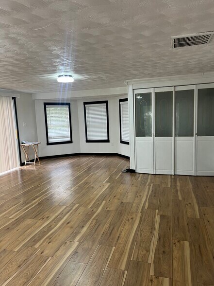 Building Photo - 13704 Tower Rd