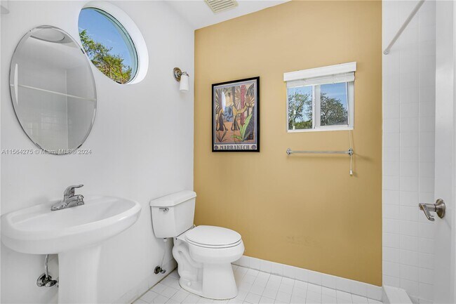 Building Photo - 696 NE 68th St