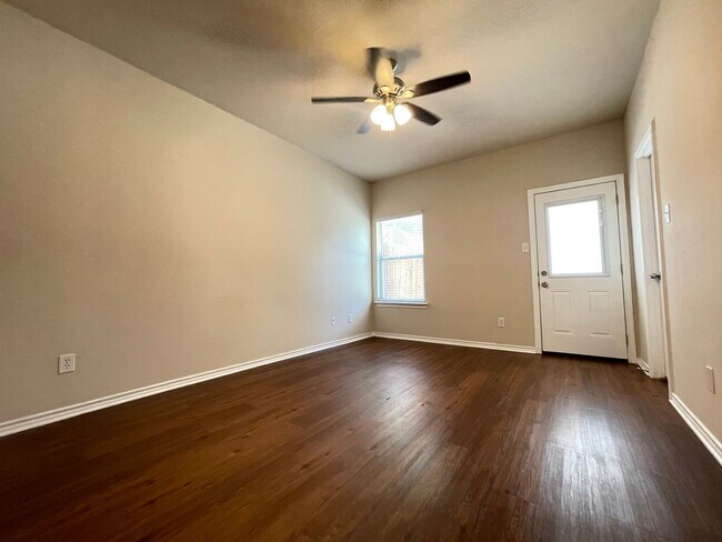 Building Photo - Charming 3/2 Duplex with Garage — No Carpet, Fenced Yard!