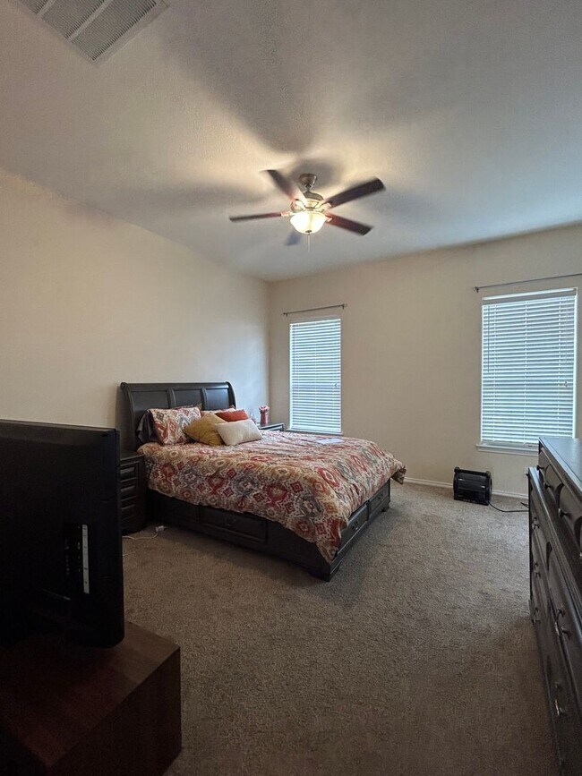 Building Photo - 6911 Stonegate Dr