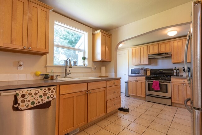 Building Photo - 6406 SE 44th Ave