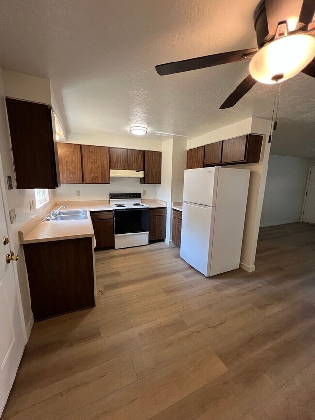 Building Photo - 511-513 SE L St