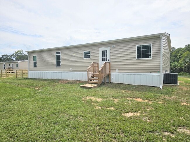 Building Photo - Welcome Home! Spacious 3-Bed, 2-Bath Split...