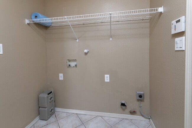 Building Photo - 2 Weeks FREE RENT 1st Month !!