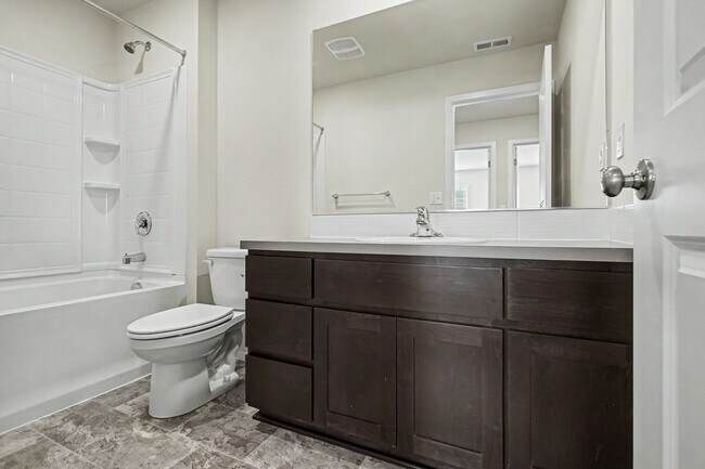 Building Photo - 4 Bed (plus BONUS ROOM), 2.5 Bath Newer Home in NE Salem