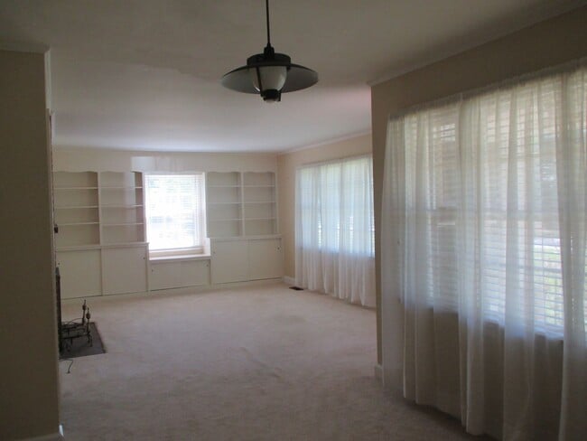 Building Photo - 3 Bed, 1.5 Bath Home