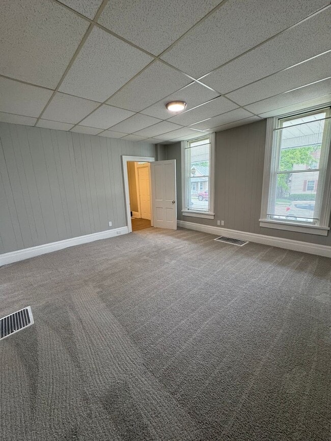Building Photo - Spacious Four Bedroom House Close to Downt...