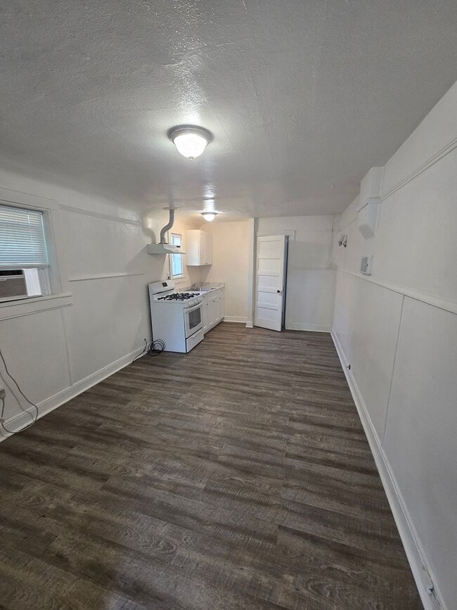 Building Photo - Downtown Studio Apartment - $200.00 off Move In Special