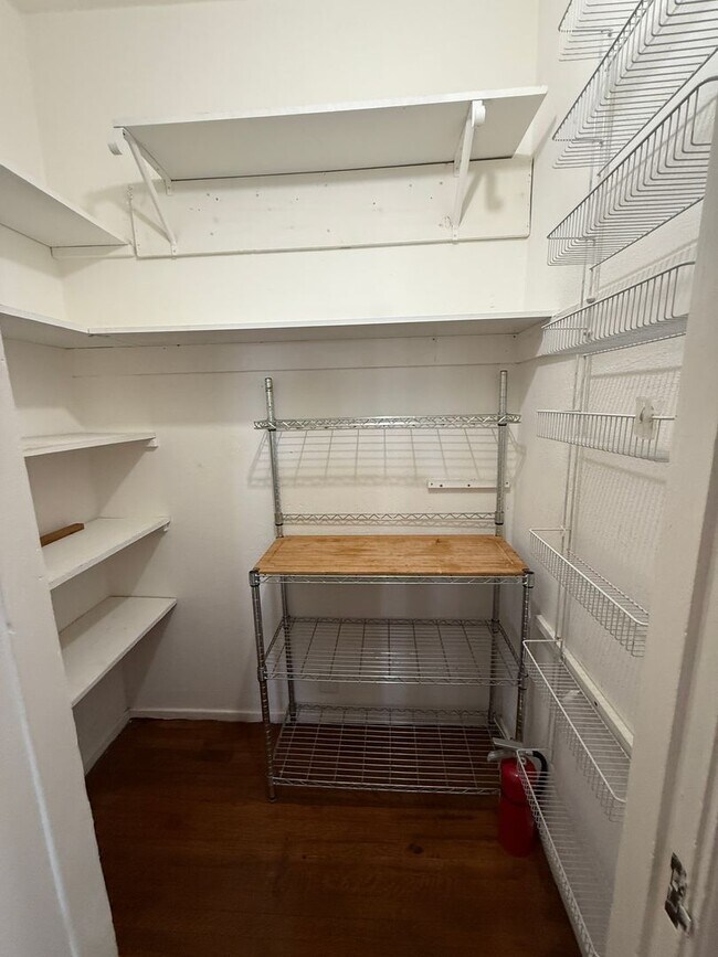 Building Photo - Beautiful 2 bedroom 1 bathroom upstairs ap...