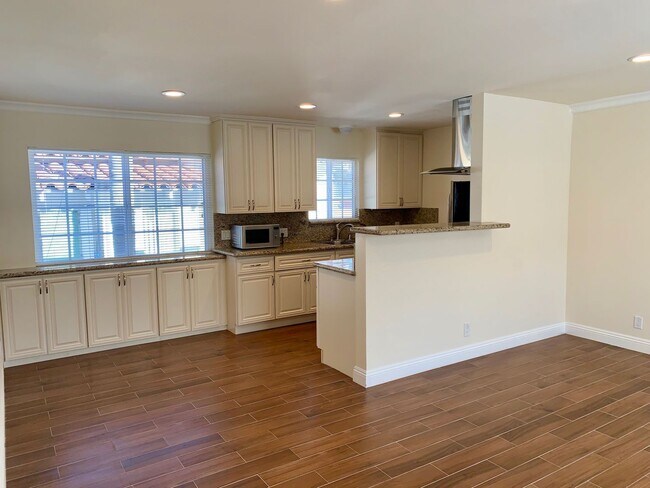 Building Photo - Luxury Upstairs 2 Bedroom Apartment in La ...