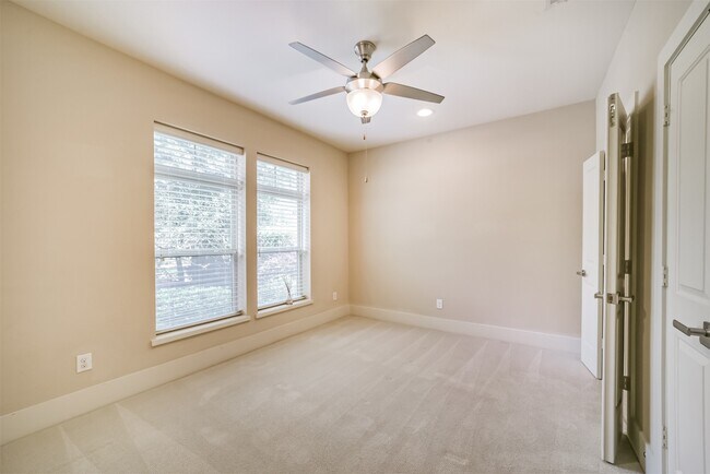 Building Photo - 5425A Hidalgo St
