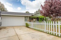Building Photo - 3 BED 2 BATH HOUSE IN THE ENTERPRISE SCHOOL DISTRICT