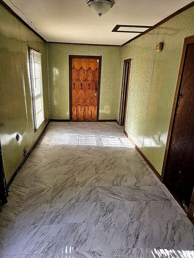 Building Photo - Cozy 4 Bedroom Home