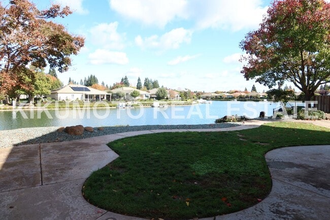 Building Photo - Lakefront 4 bedroom, 3 bath, 3 car  in the Lakeside Community