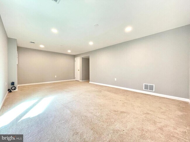 Building Photo - 27 Chantilly Ct