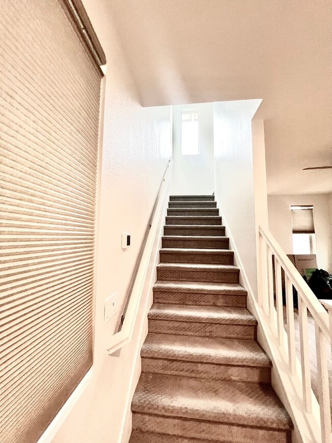 Building Photo - Beautiful 2 bedroom 2.5 bath three story condo!!