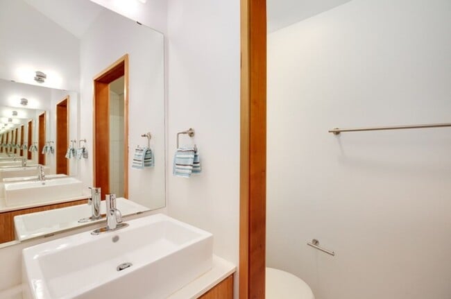 Building Photo - Stunning Modern 3 Bed / 2.5 Bath Townhome in Beautiful Maple Leaf Neighborhood