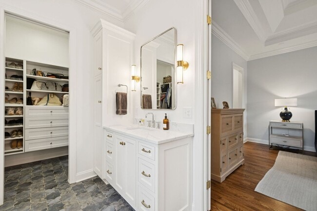 Building Photo - Luxury Executive Rental in Highlands of Ladd Park