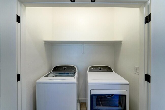 Building Photo - 5550 N 16th St