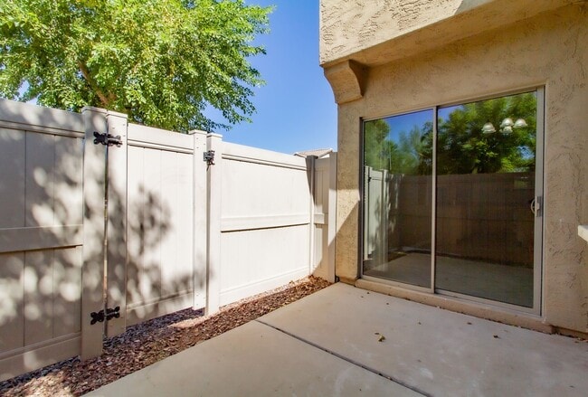 Building Photo - Check Out This Bright & Cheery Home
