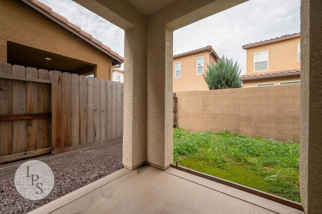 Building Photo - Fresno SouthEast Home, Gated Community, Clovis Unified School District, 3BR/2.5BA