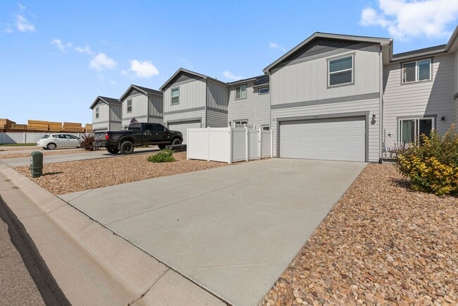 Building Photo - 290 E Chestnut St