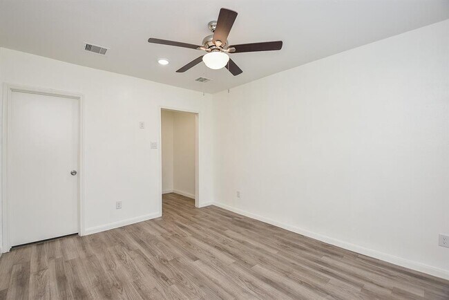 Building Photo - 3710 Dreyfus St