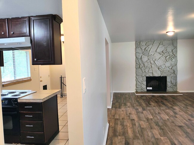 Building Photo - Great 5 Bed 3 Bath Rambler Home in Sandy