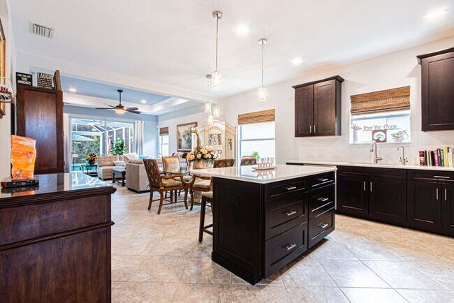 Building Photo - Seasonal Lakeside Luxury Home With Pool in...