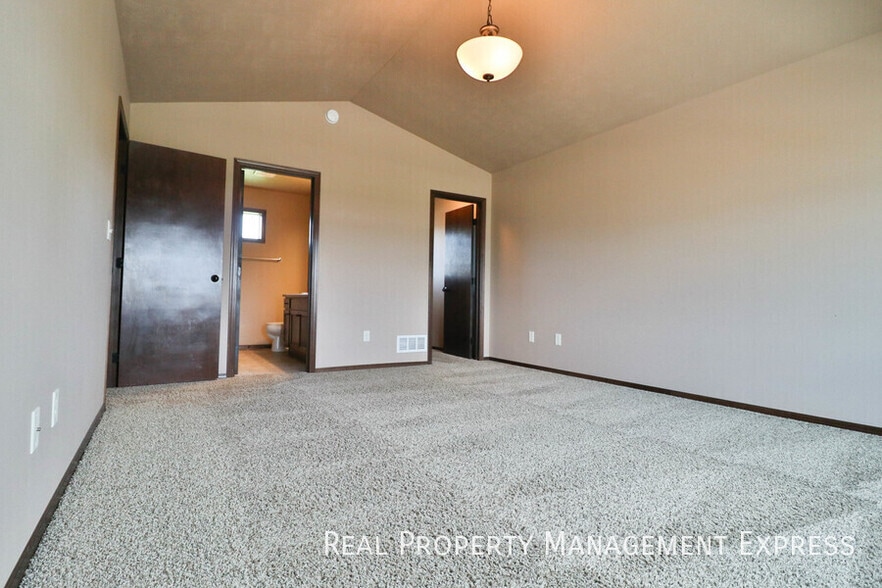 Building Photo - Beautiful 2 Story Townhome with Loads of A...