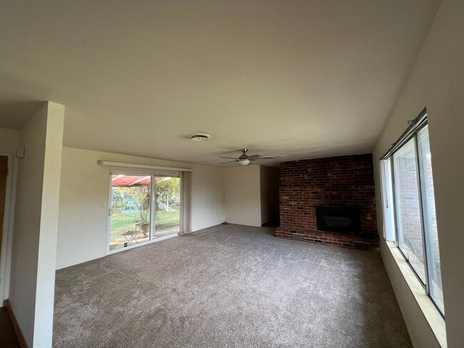 Building Photo - 9866 Hillview Dr