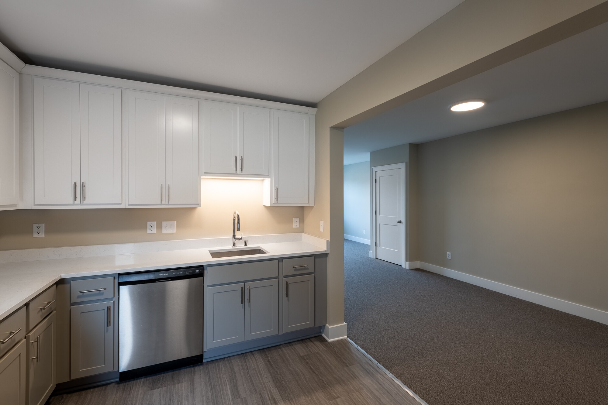 Building Photo - 2571 S Kinnickinnic Ave