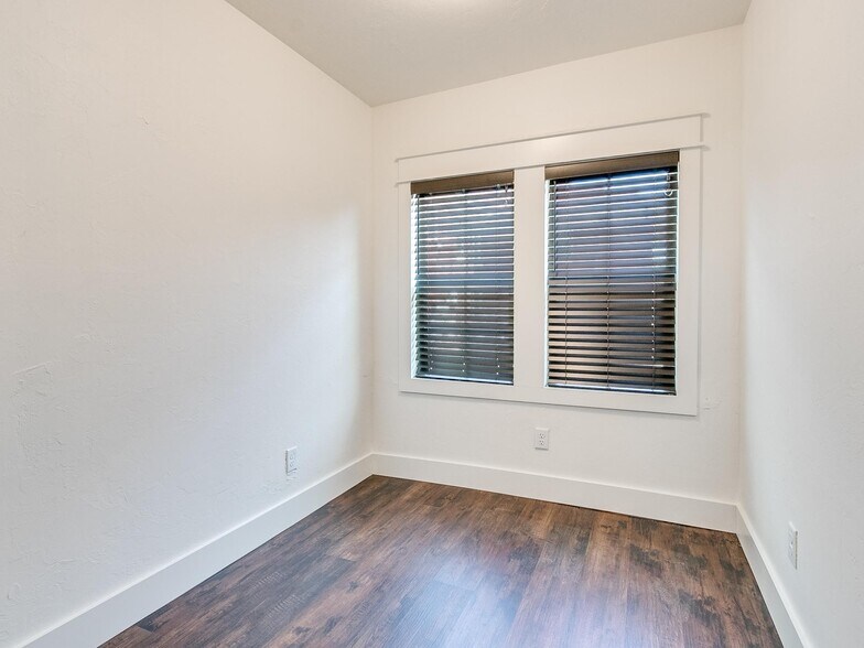 Building Photo - 2409 N Robinson Ave