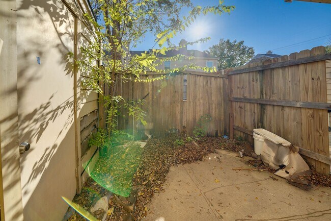 Building Photo - 2b1.5 b Condo in Garland, Water included