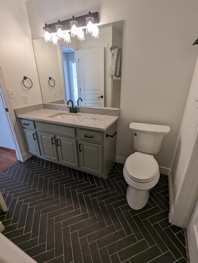 Building Photo - Updated 4 bedroom 3 bath Home