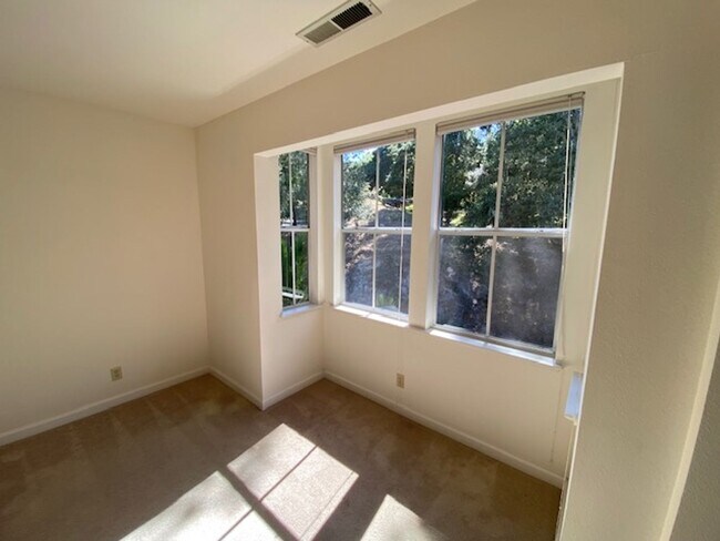 Building Photo - 15 Glen Lake Dr