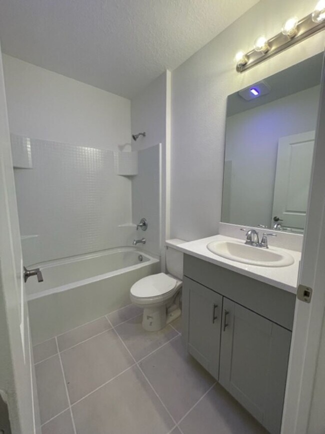 Building Photo - Newly developed Lakefront 3B/2B home in Ea...