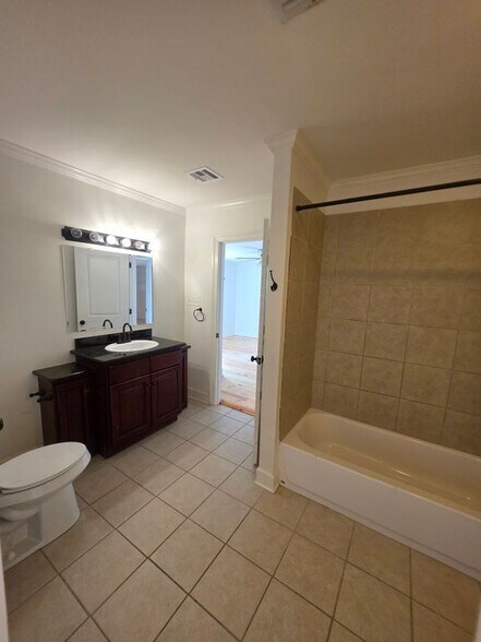 Building Photo - 518 Tucker Ave