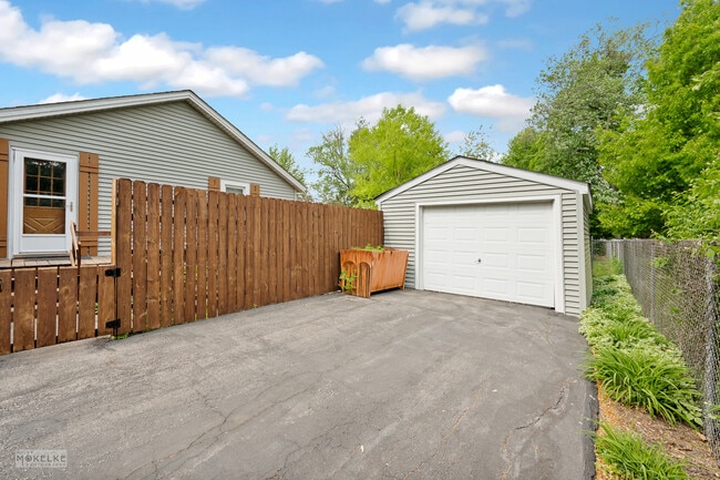 Building Photo - 405 N Bridge St