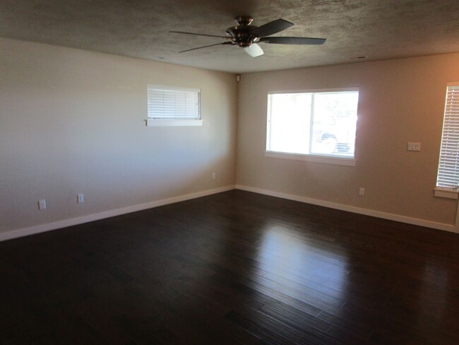 Building Photo - 3 Bedroom, 2 Bathroom Home with Ample Sola...