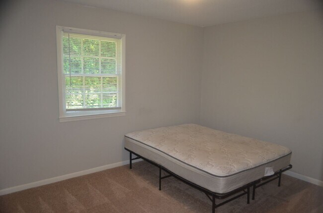 Building Photo - Updated 2BR/1.5BA Condo Near Stratford Rd