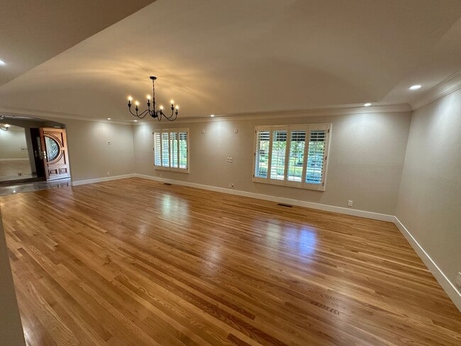 Building Photo - 5 Bed 4 Bath Gated Home In Alamo